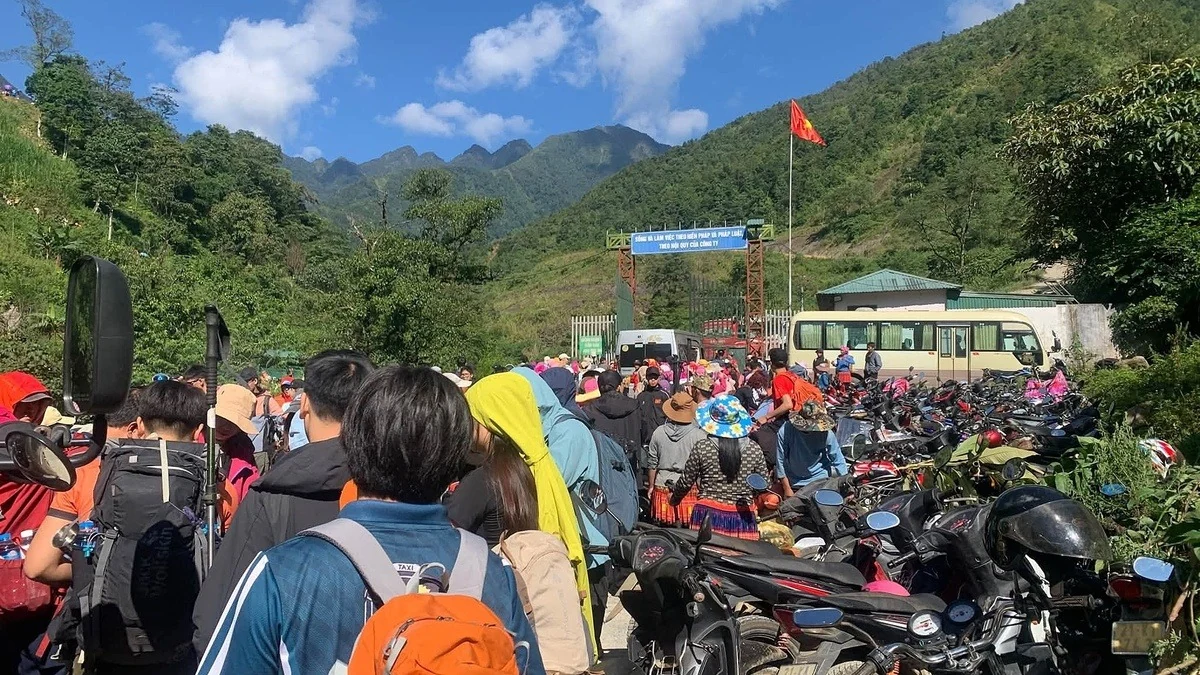 'Biển người' leo đỉnh Tà Chì Nhù