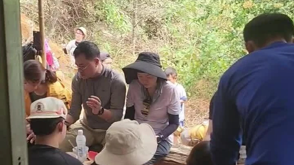 Lán nghỉ trên đường lên đỉnh Tà Chì Nhù kín khách dừng chân ăn trưa. Video:A Páo