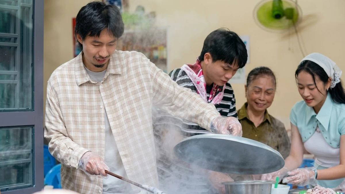 Đen lần đầu thử tráng bánh cuốn, nặn chả mực.
