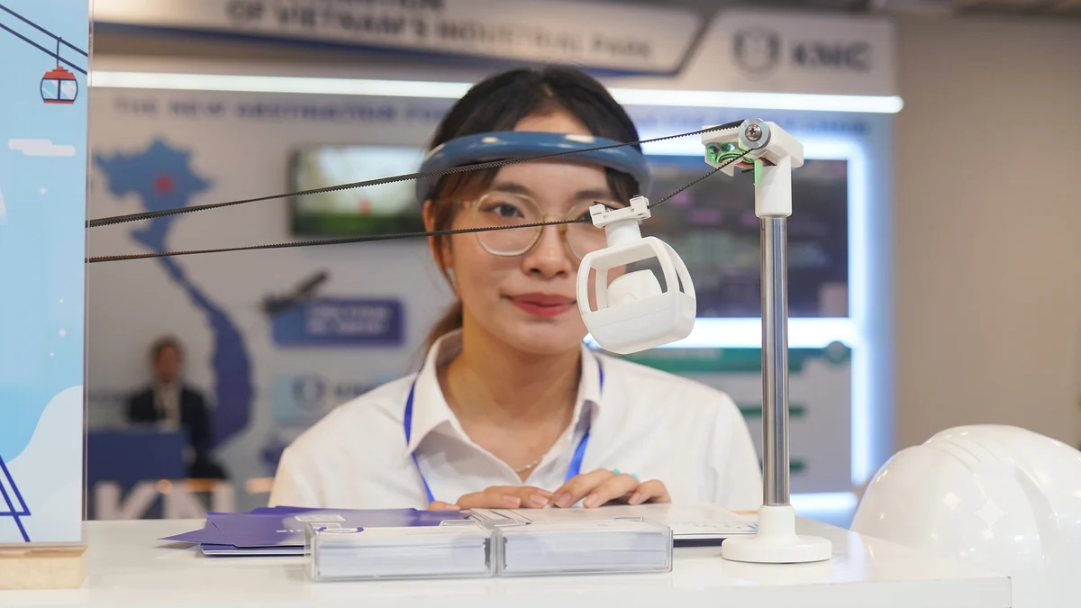 Brain-Life, startup phát triển thiết bị theo dõi não 'made in Vietnam' trình diễn sản phẩm tại ngày hội đổi mới sáng tạo 2025. Ảnh:Lưu Quý