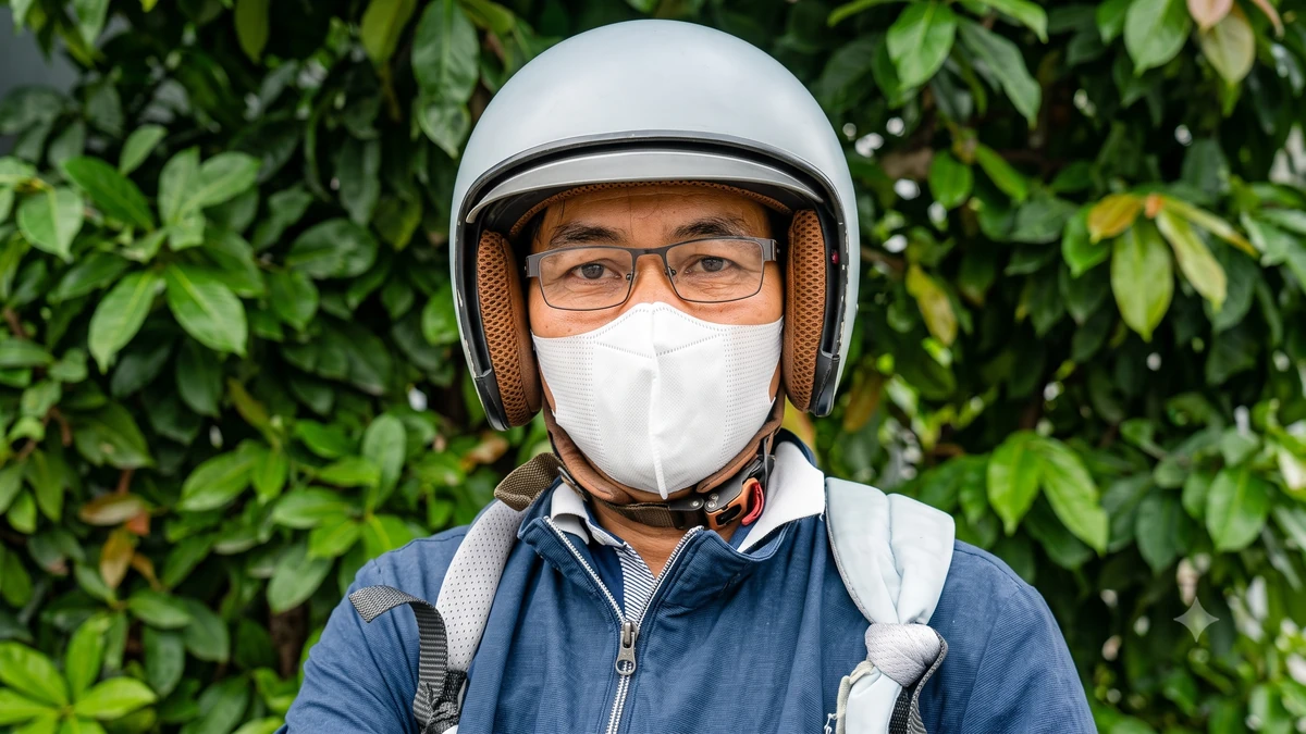 Học viên lớn tuổi miệt mài thực hành nghề mới tại lớp đào tạo