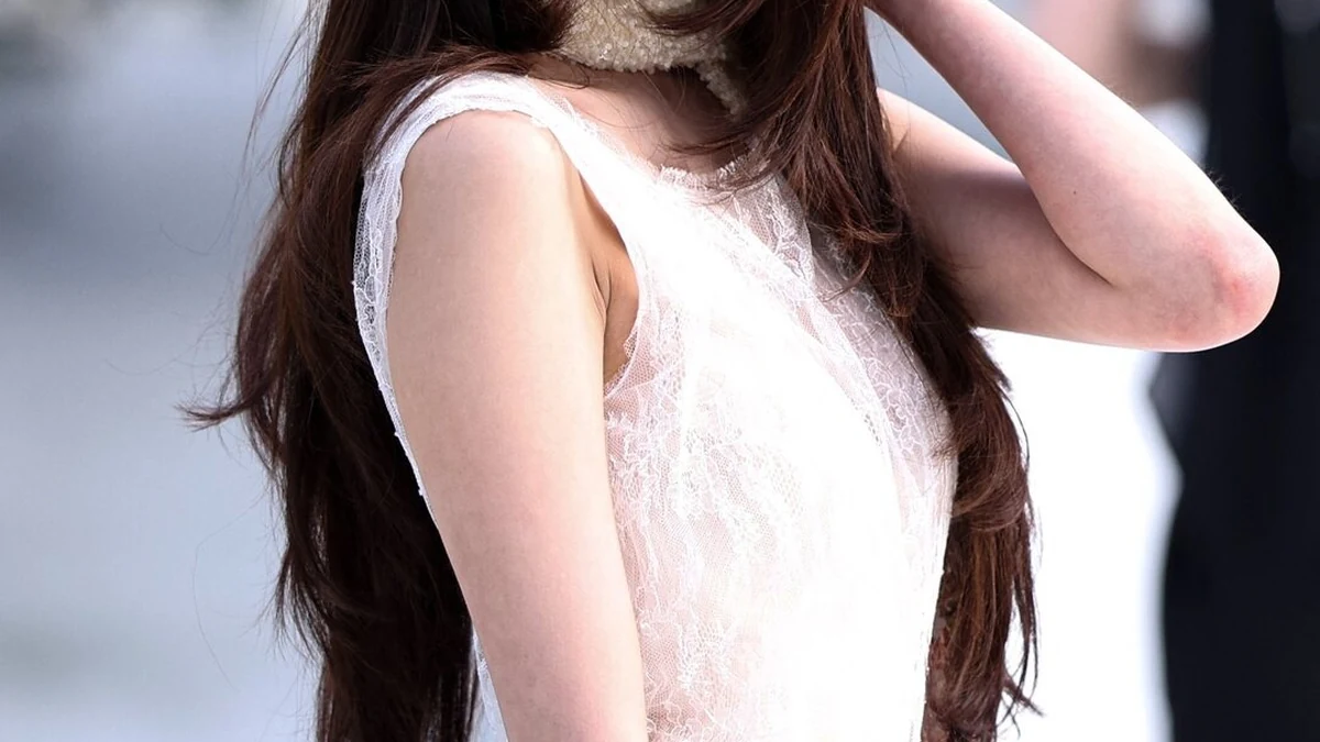 Jang Won Young (IVE) dự show Dior Xuân Hè 2027. Ảnh: @lessencestudios