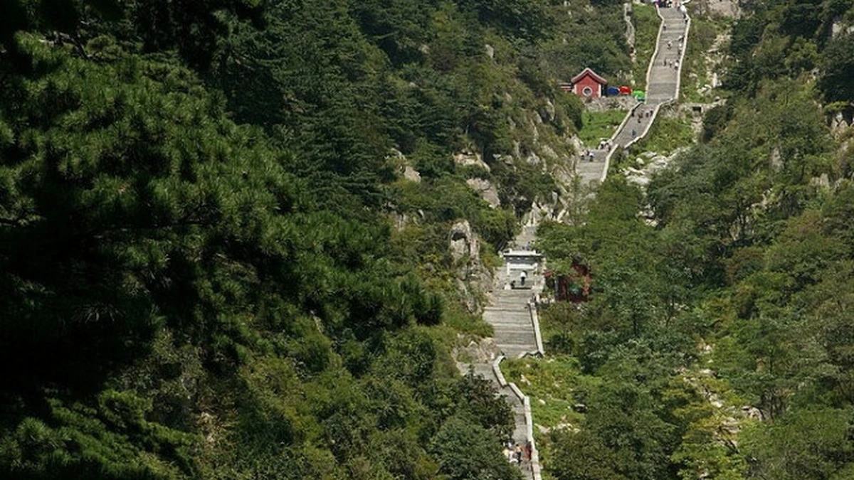 Tuyến đường kinh điển từ Hồng Môn lên Ngọc Hoàng Đỉnh dài khoảng 9-10 km, với hơn 7.000 bậc thang.