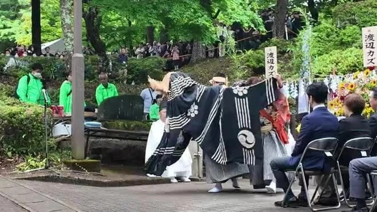 Mọi người thực hiện các nghi lễ quanh mộ Chúa tại lễ hội Kirisuto Matsuri. Video:CNN