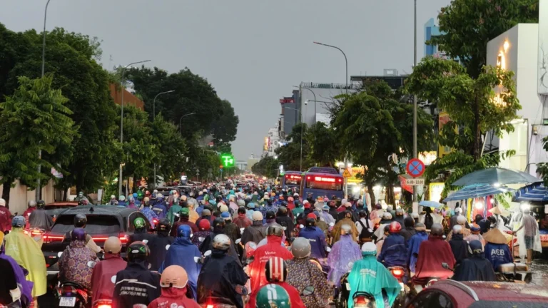 Người TP HCM ‘bò’ về nhà trong cơn mưa lớn giờ tan tầm: Góc nhìn chuyên gia về kỹ năng sinh tồn đô thị