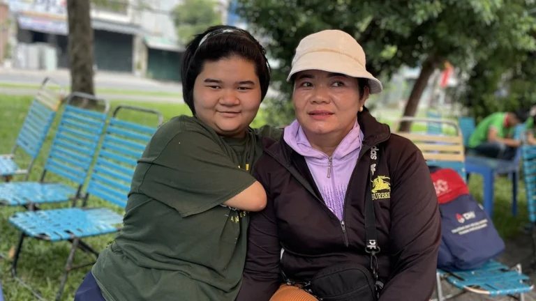 Hành trình phi thường của cô gái “cánh cụt” chinh phục giảng đường đại học