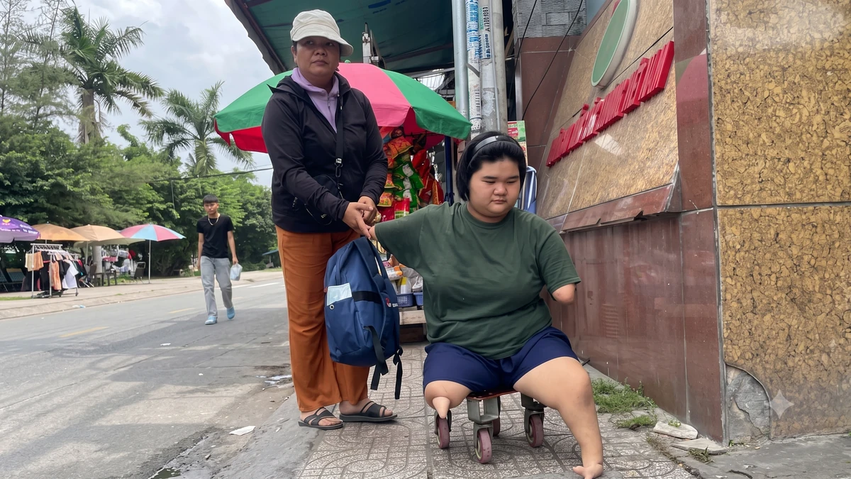 Chị Cẩm Giang đưa Hoài Thương đến trường ở phường Phú Thọ Hòa, TP HCM, tháng 9/2026. Ảnh:Ngọc Ngân