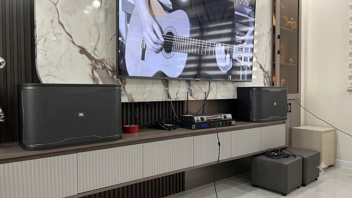 Dan karaoke tai xa cu chi jbl rm210 1