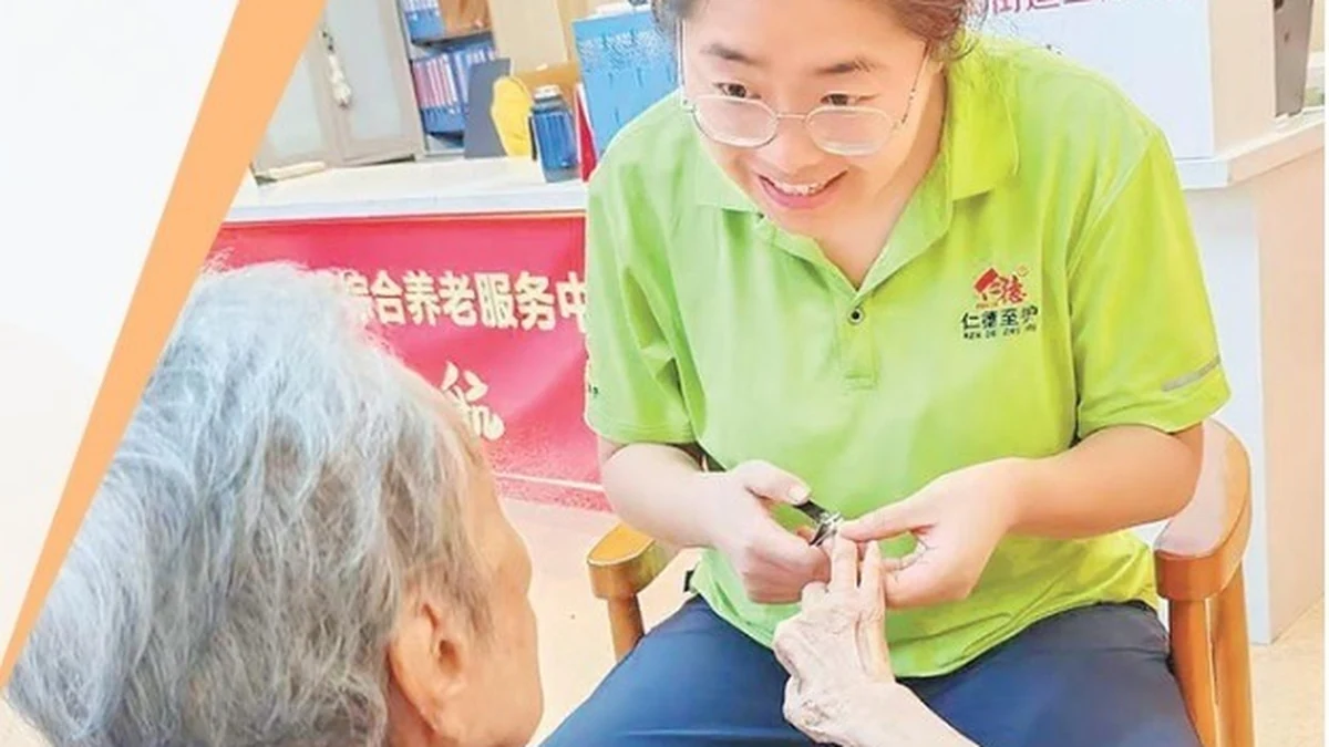 Nhân viên viện dưỡng lão chăm sóc cho người cao tuổi. Ảnh:Sina News