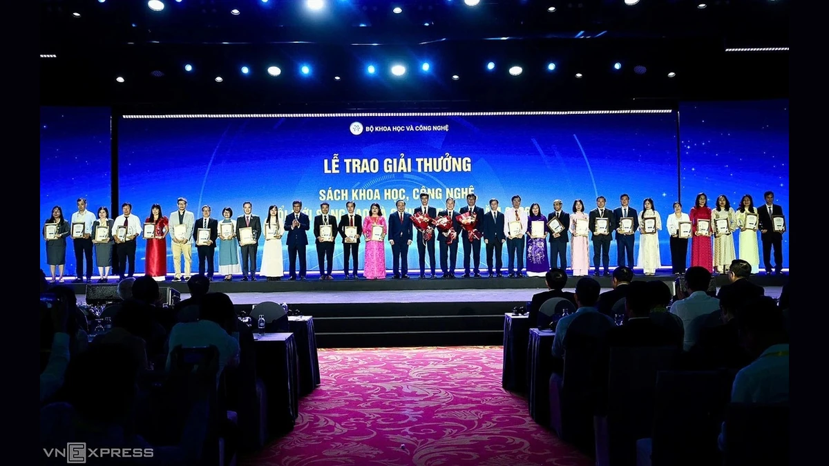 Lãnh đạo Bộ Khoa học và Công nghệ trao thưởng cho các tác giả được Giải thưởng Sách khoa học, công nghệ, đổi mới sáng tạo và chuyển đổi số năm 2026. Ảnh:Giang Huy