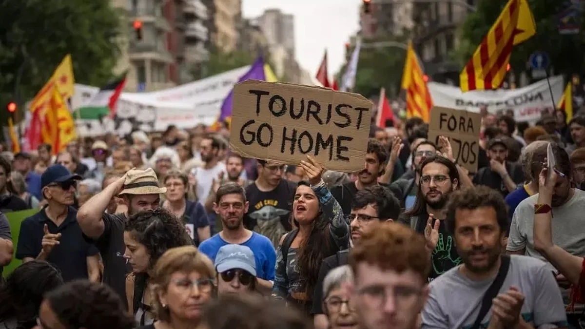 Người dân Tây Ban Nha biểu tình đuổi du khách về nhà năm 2024, ở trung tâm thành phố Barcelona. Ảnh:AP