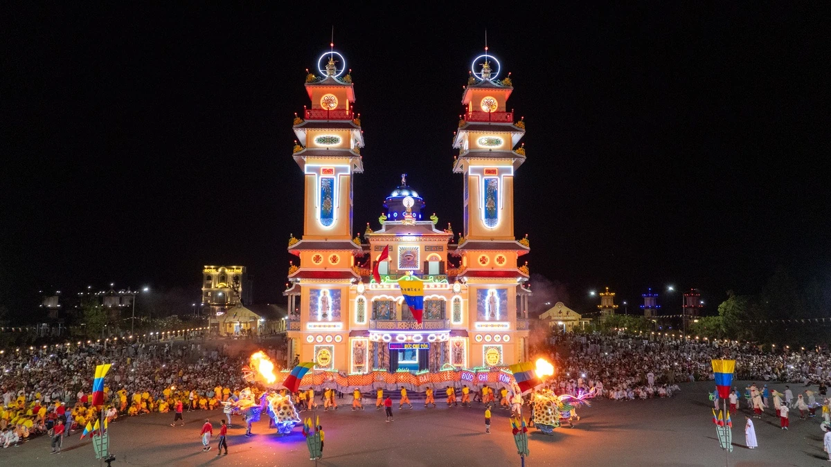 Từ chiều 25/9, dòng người tập trung về nội ô tòa thánh Cao Đài Tây Ninh dự Hội yến Diêu Trì Cung, một trong những lễ hội thường niên lớn của tôn giáo này, diễn ra vào dịp rằm tháng 8 âm lịch. TheoBáo Tây Ninh, hơn 200.000 người dân địa phương cùng du khách thập phương tham dự đại lễ năm nay. Trước sự kiện, lực lượng chức năng từng xây dựng phương án bảo đảm an ninh cho quy mô dự kiến hơn 300.000 người.Hội yến Diêu Trì Cung được tổ chức lần đầu vào năm Ất Sửu 1925 và duy trì vào dịp Trung thu hàng năm. Đây vừa là dịp tín đồ Cao Đài trở về tòa thánh dự lễ, vừa thu hút du khách tìm hiểu văn hóa, tín ngưỡng đặc trưng của Tây Ninh.