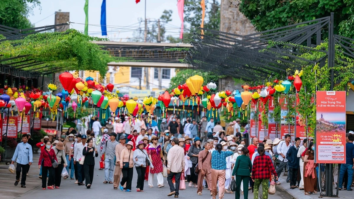 Ngoài hội yến tại tòa thánh, Khu du lịch quốc gia núi Bà Đen cũng có nhiều hoạt động lễ hội dịp Trung thu. Năm nay, Lễ hội Nông sản đặc trưng và sản phẩm OCOP tỉnh Tây Ninh lần đầu được tổ chức tại đây trong 5 ngày 22-26/9. Sự kiện có 244 gian hàng giới thiệu nông sản, sản phẩm OCOP, mô hình nông nghiệp công nghệ cao và hoạt động mua sắm, kết nối doanh nghiệp.