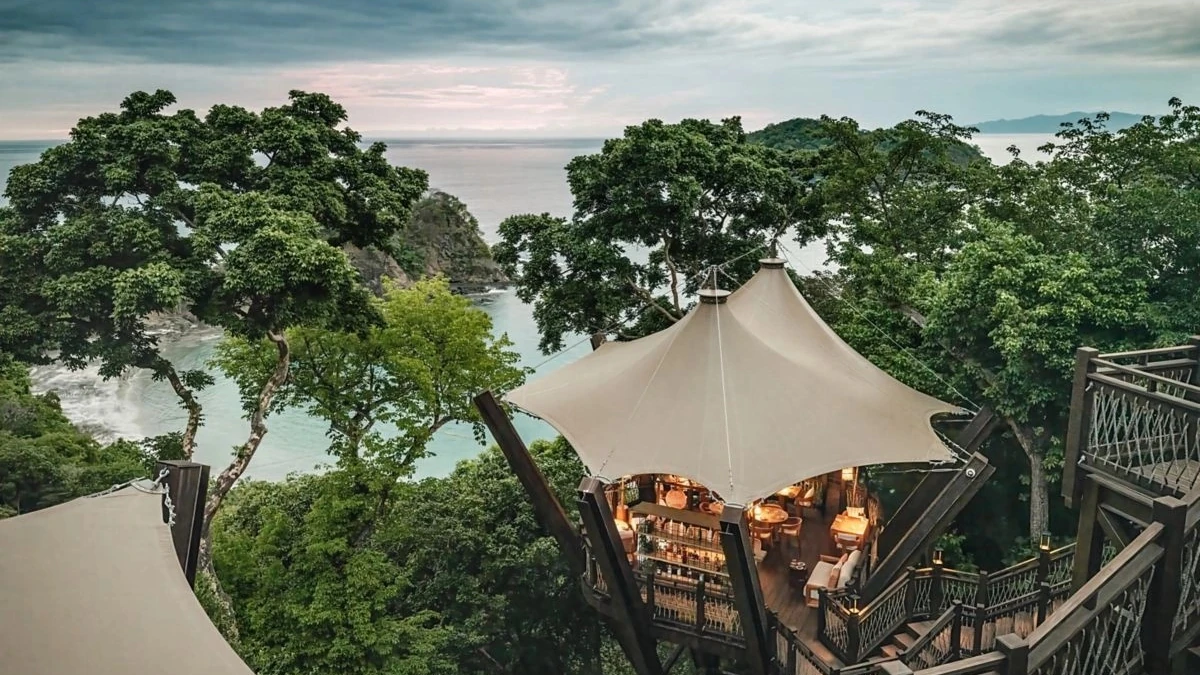 Puna, Costa RicaPuna thuộc khu nghỉ dưỡng Nekajui, a Ritz-Carlton Reserve trên bán đảo Papagayo, tỉnh Guanacaste, phía tây bắc Costa Rica. Khu vực nằm bên bờ Thái Bình Dương và nổi tiếng với các khu nghỉ dưỡng biển.Đầu bếp người Peru Diego Muñoz xây dựng thực đơn dựa trên hương vị Mỹ Latin và nguyên liệu bản địa. Nhà hàng tự làm nhiều loại bánh, nước xốt và gia vị thay vì sử dụng sản phẩm chế biến sẵn.Món nổi bật là ceviche làm từ tôm nướng, ăn cùng xốt từ nước cốt chanh, thêm vị cay và hương vị hải sản, đặc trưng của món ceviche Peru. Thực đơn còn có cơm Italy nấu kiểu risotto với ngô non nướng và các món tráng miệng từ trái cây nhiệt đới địa phương. Ảnh:ritzcarlton
