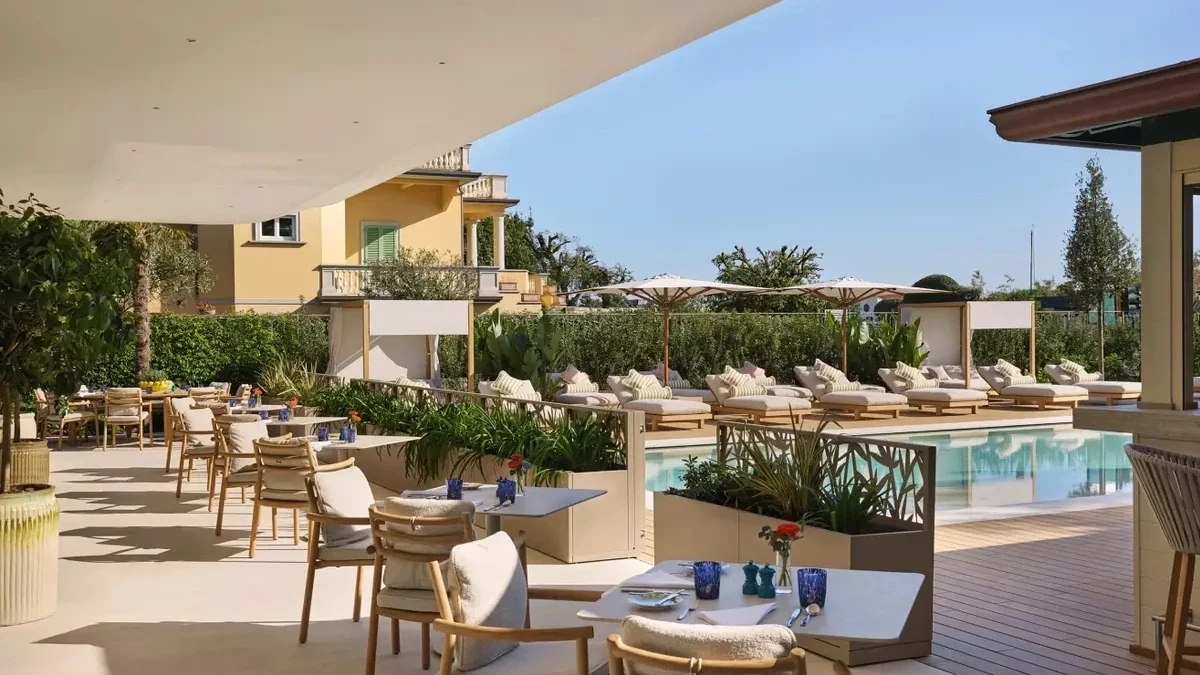 Marias, Forte dei Marmi, ItalyMarias nằm tại Forte dei Marmi, thị trấn nghỉ dưỡng ven biển thuộc vùng Tuscany, miền trung Italy, cách Milan khoảng ba giờ lái xe. Nhà hàng thuộc khách sạn Principessa Forte dei Marmi và cách biển Tyrrhenian vài bước chân.Vị trí ven biển quyết định phần lớn phong cách ẩm thực tại đây. Hải sản được đưa về hằng ngày từ chợ ở thành phố cảng Livorno gần đó rồi chế biến theo hướng hạn chế gia vị cầu kỳ để giữ hương vị nguyên liệu.Tôm langoustine được nướng trên lửa củi, dùng với tỏi confit và chanh. Một lựa chọn khác là linguine làm thủ công ăn cùng nghêu địa phương. Thực khách dùng bữa bên hồ bơi, trong không gian nghỉ dưỡng gần biển. Ảnh:Martin Robert Buckley/Dean Ryan McDaid