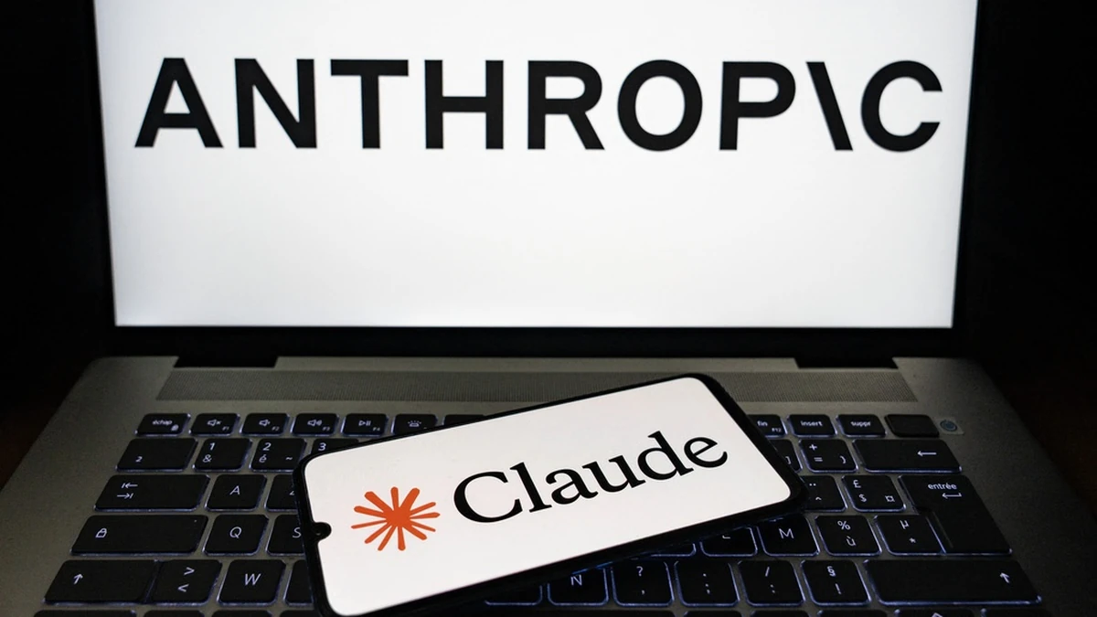 Logo Anthropic và mô hình Claude của công ty hiển thị trên màn hình. Ảnh: AFP