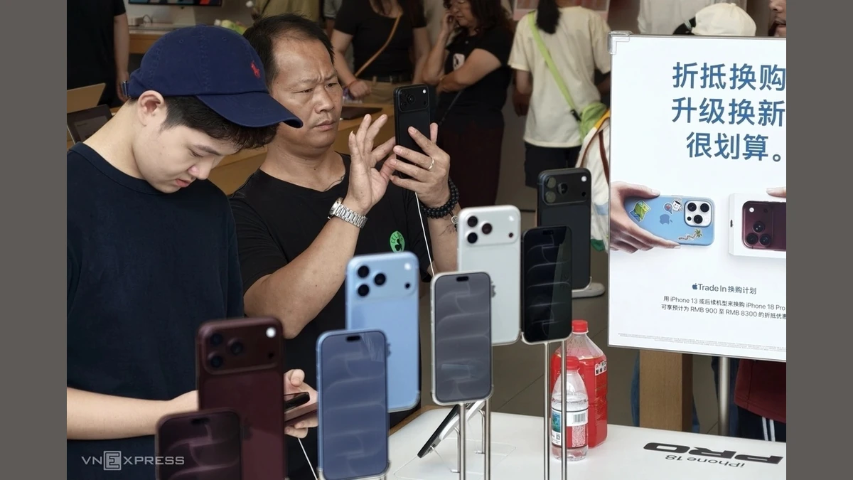 Người dùng trải nghiệm iPhone 18 Max tại một cửa hàng Apple Store ở Hàng Châu, Trung Quốc. Ảnh:Trọng Đạt