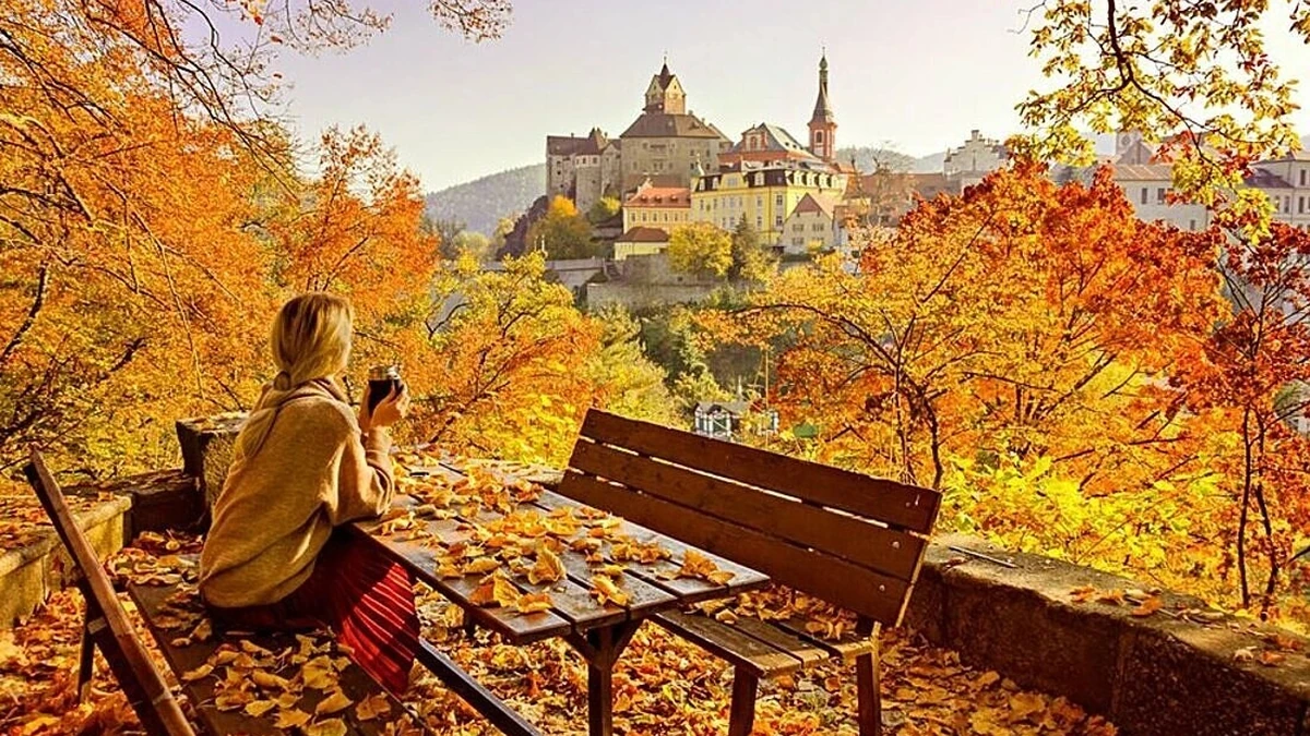 Prague (CH Czech)Đứng thứ hai, Prague đạt 90/100 điểm, kết hợp giữa kiến trúc lịch sử, nổi bật là lâu đài Prague, với khung cảnh ven sông. Giá khách sạn phải chăng so với các thành phố đứng đầu bảng xếp hạng, trung bình khoảng 107 USD mỗi đêm, thấp nhất trong top 10 và chưa bằng một nửa giá ở Paris. Nhiệt độ tháng 9 tại Prague dao động quanh mức 15 độ C. Ảnh:Visitczechia