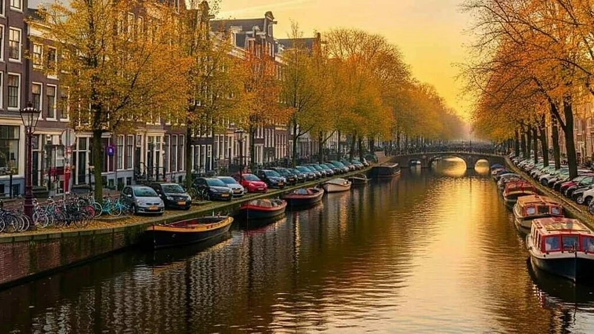 Amsterdam (Hà Lan)Amsterdam đứng thứ tư, giá phòng khách sạn trung bình khoảng 156 USD mỗi đêm. Mùa thu biến Amsterdam thành bức tranh yên bình, những con kênh phẳng lặng bên dãy nhà cổ phản chiếu. Mùa thu đẹp ở khu Jordaan, nơi những con phố nhỏ và kênh đào tạo nên góc ảnh đặc trưng, cầu Magere Brug lúc hoàng hôn, Vondelpark nổi bật với những hàng cây phủ sắc vàng và khu vực quanh kênh Herengracht. Ảnh:Boatboys