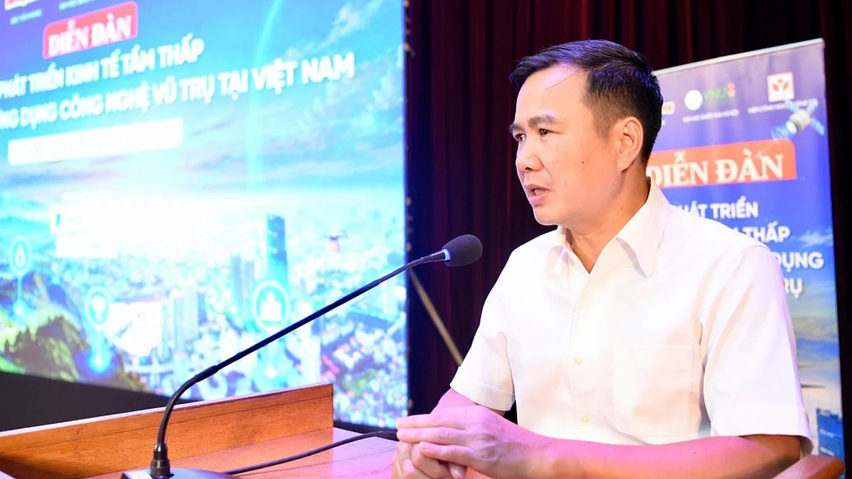 Giám đốc Đại học Quốc gia Hà Nội Bùi Thế Duy tại Diễn đàn Phát triển kinh tế tầm thấp và Thúc đẩy ứng dụng công nghệ vũ trụ tại Việt Nam, sáng 2/10. Ảnh:Thu Hoài