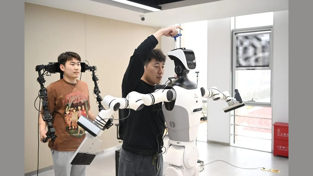 Hai huấn luyện viên đang điều chỉnh một robot hình người ở khu Hùng An, tỉnh Hà Bắc. Ảnh:Tân Hoa Xã
