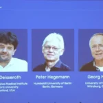 Ba nhà khoa học giành Giải Nobel Y học 2026 nhờ “công tắc” ánh sáng