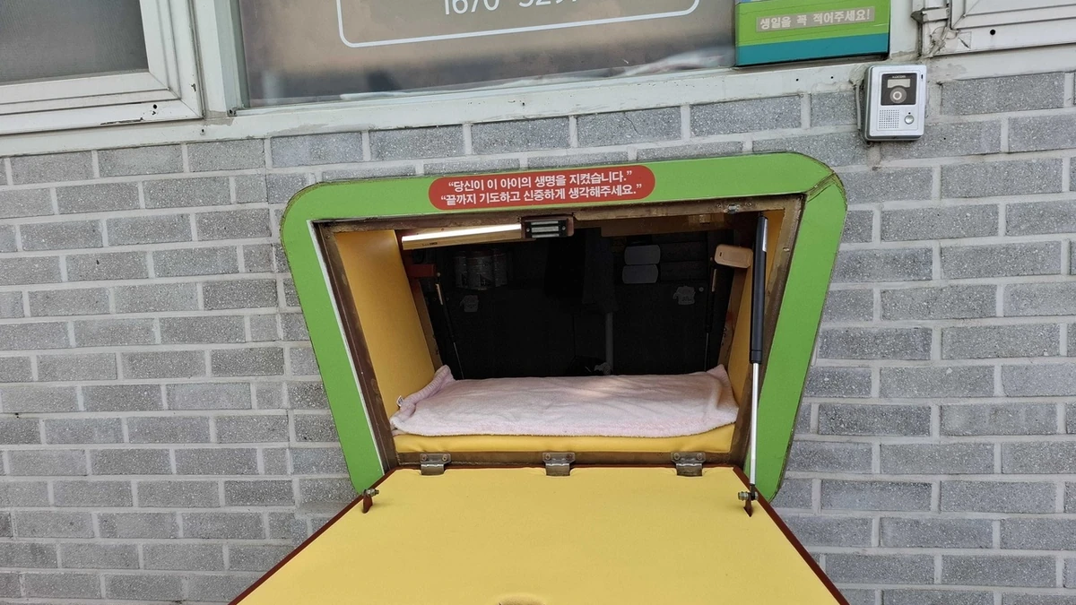 “Baby box” là nơi tiếp nhận trẻ sơ sinh an toàn, cho phép người đưa trẻ đến giữ kín danh tính. Trên chiếc hộp do Babybox Korea vận hành có lời nhắc kèm ba dấu chấm than: “Xin hãy ghi lại ngày sinh của bé”. Ảnh: Shin Ji-hye/The Korea Herald.