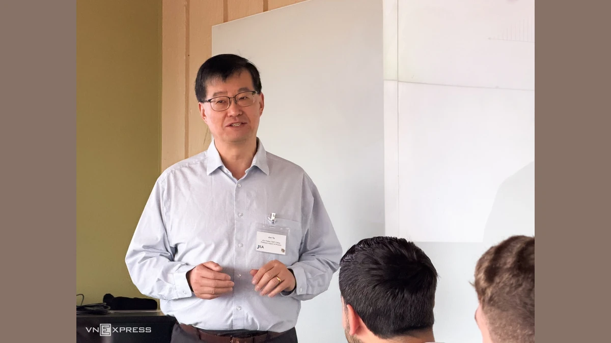 Giáo sư Jun Ye, trưởng nhóm nghiên cứu, là nhà vật lý lượng tử nổi tiếng thế giới từnggiành giảiBreakthrough trong lĩnh vực Vật lý cơ bản năm 2021 nhờ tạo ra đồng hồ chỉ lệch một giây sau 15 tỷ năm và đến 2024, cột mốc này tăng lên 30 tỷ năm.Nhóm của Jun Ye cũng được đánh giá là đơn vị tiên phong, nắm giữ hàng loạt kỷ lục về đồng hồ mạng tinh thể quang học Strontium.