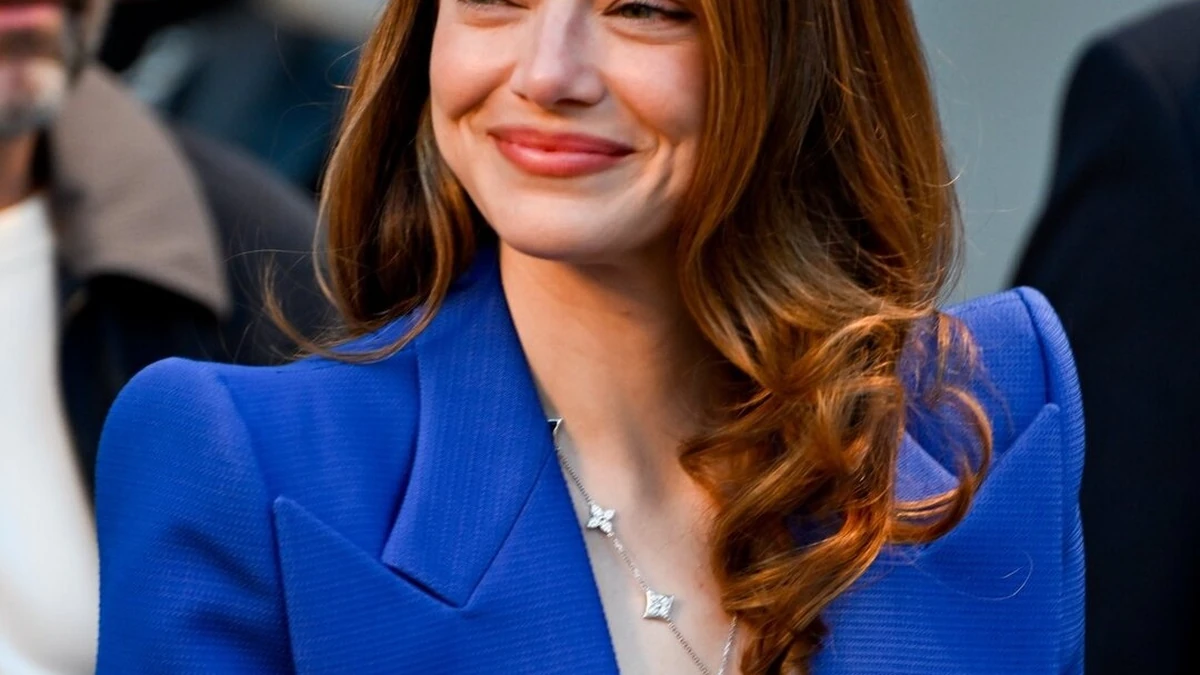 Emma Stone diện trang phục từ BST Cruise 2027, kết hợp cùng vòng cổ chữ Y Color Blossom. Ảnh: @lessencestudios