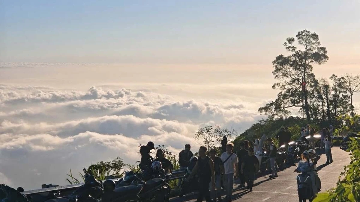 Du khách check in biển mây tại Ba Vì, sáng 2/10. Ảnh:VQG Ba Vì