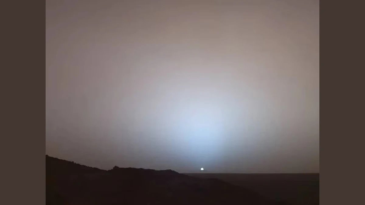 Ngày 19/5/2005, robot thám hiểm Sao Hỏa Spirit của NASA ghi lại khung cảnh tuyệt đẹp này khi Mặt Trời lặn xuống dưới vành miệng hố va chạm Gusev trên Sao Hỏa. Hình ảnh ghép từ camera toàn cảnh này được chụp vào khoảng 6 giờ 7 phút chiều, trong ngày thứ 489 (hay còn gọi là “sol”) của robot Spirit trên Sao Hỏa. Ảnh: NASA.