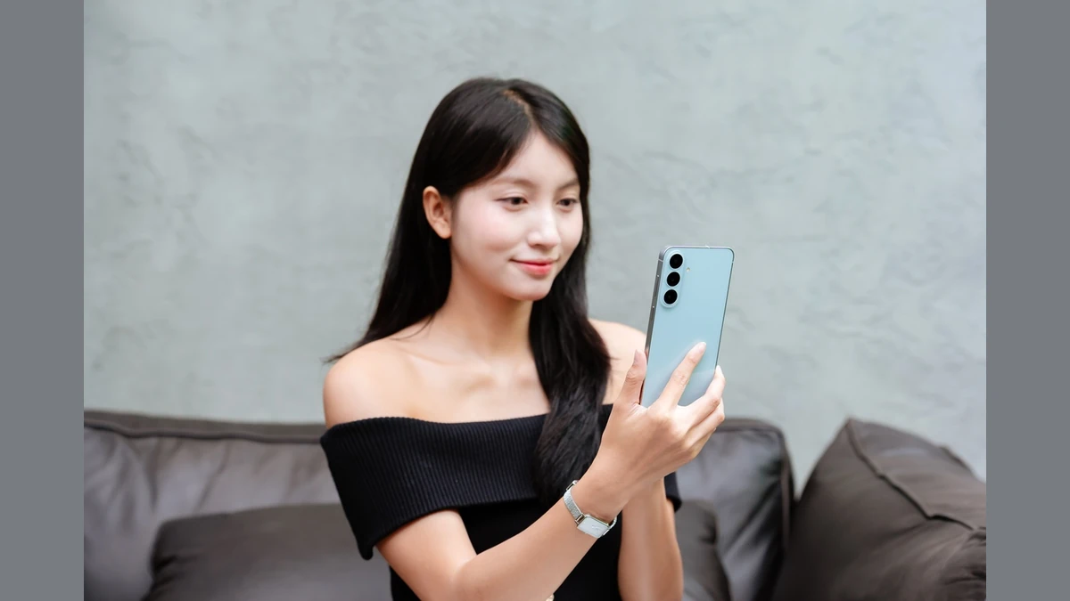 Camera là điểm khác biệt trên thiết bị. Máy trang bị ba camera sau, tương tự nhiều dòng máy trong phân khúc. Tuy nhiên, điểm mạnh của camera Samsung nằm ở các tính năng phần mềm.