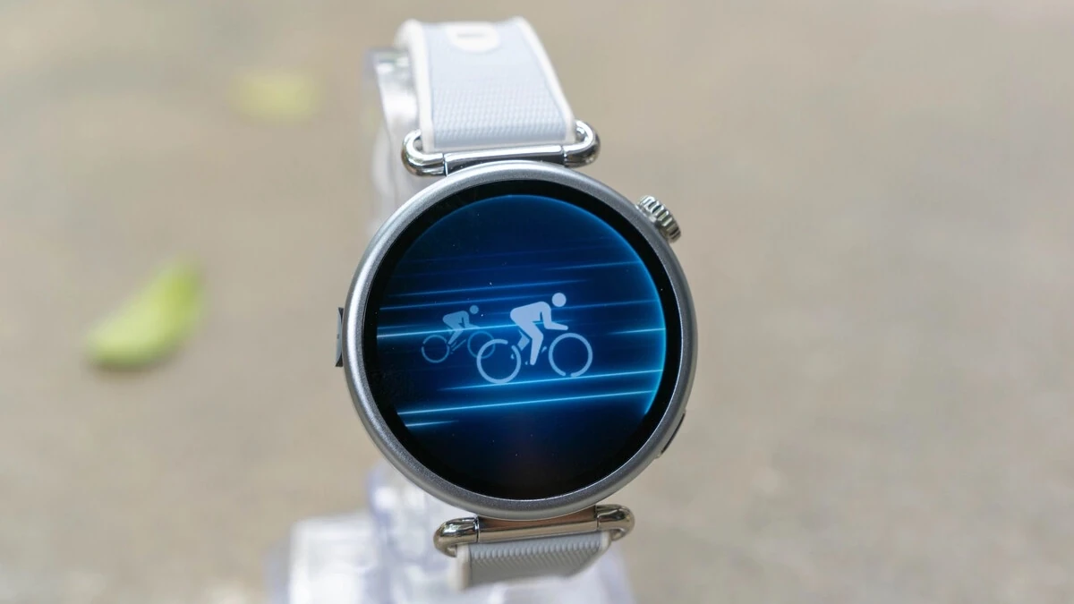 Bản tiêu chuẩn 41 mm vẫn giữ thiết kế hướng đến khách hàng nữ hoặc người có cổ tay nhỏ với thiết kế tròn, mỏng nhẹ như một chiếc đồng hồ thời trang. Phần tai gắn dây được làm chìm giúp ôm sát cổ tay hơn. Dòng GT 7 có khả năng khá nước đạt chuẩn IP69 và 5 ATM, người dùng hoàn toàn yên tâm đeo đồng hồ khi bơi hoặc tham gia các hoạt động thể thao dưới nước cường độ cao.Màn hình của bộ đôi không khác biệt so với dòng GT6 vẫn dùng tấm nền AMOLED với kích thước 1,47 inch cho bản 46 mm và 1,32 inch cho bản 41 mm. Độ sáng của tối đa của màn hình 3.000 nit, người dùng dễ dàng theo dõi thông số luyện tập, đọc tinh nhắn dưới trời nắng mà không cần phải che màn hình.