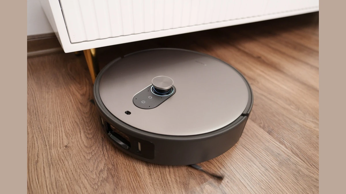Vacuum 6 Max trang bị động cơ với lực hút 35.000 Pa, cao hàng đầu trong tầm giá trước khi Ecovacs ra mắt T80 Max gần đây. Những model có lực hút cao nhất thị trường đa số đều ở phân khúc trên 30 triệu đồng như Mova V70 Ultra Complete (40.000 Pa), Dreame X60 Ultra Extreme (42.000 Pa).Thị trường robot hút bụi cạnh tranh gay gắt tạo cuộc chạy đua về thông số lực hút những năm qua. Tuy nhiên, sự khác biệt khi sử dụng thực tế không quá nhiều bởi người dùng rất ít khi cần đến mức công suất cao nhất.Ở cài đặt lực hút từ trung bình tới khá, máy đã có thể hút đa số loại rác lớn như giấy, hạt quả rơi trong nhà. Kết hợp với lịch trình dọn dẹp hàng ngày thiết lập tự động, Vacuum 6 Max có thể đạt hiệu quả làm sạch tốt, đảm bảo tiếng ồn ở mức thấp dù không bật mức công suất cao nhất.