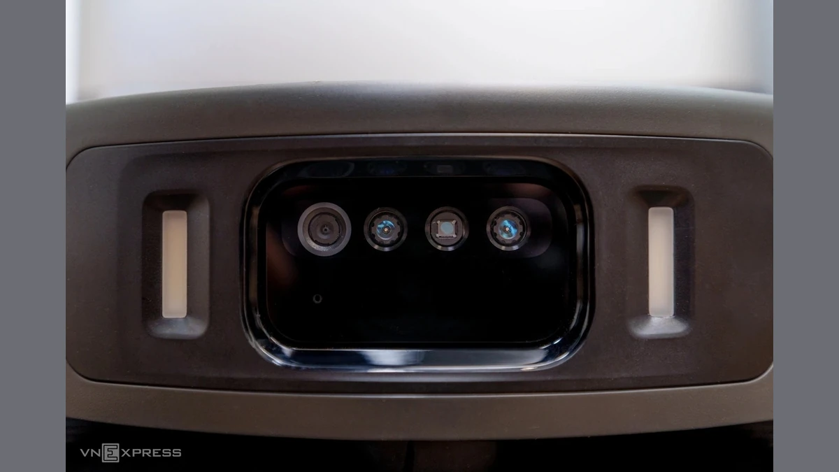 Xiaomi đầu tư nhiều cho hệ thống dẫn đường trên Vacuum 6 Max với ba camera sử dụng AI để phân tích, tránh chướng ngại vật. Trải nghiệm cho thấy robot tránh chướng ngại vật tốt, nhận diện và tránh leo nhầm lên chân quạt, bỏ qua các loại dây điện hoặc dây tai nghe rất nhỏ. Theo giới thiệu của Xiaomi, robot có thể nhận diện hơn 200 chướng ngại vật trong nhà và hơn 80 đồ nội thất phổ biến, bao gồm cả dây tai nghe nhỏ tới đường kính 3 mm.Camera cũng được dùng như một camera an ninh theo dõi trực tiếp từ xa qua ứng dụng Xiaomi Home, hỗ trợ đàm thoại hai chiều, kết hợp điều khiển robot đi lại trực tiếp cùng lúc.Ngoài camera, Xiaomi sử dụng cảm biến Lidar 