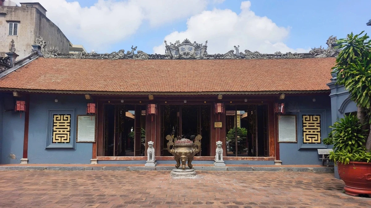 Nữ tướng Lê Chân sau này được tôn là thánh mẫu và được người dân lập một ngôi miếu nhỏ, lợp tranh để thờ. Năm 1919, đền được xây dựng, tu bổ theo phong cách thời Nguyễn. Năm 2008, đền được đầu tư tu bổ, tôn tạo, gồm nghi môn, tiền bái, thiêu hương, hậu cung, giải vũ, nhà bia, nhà Tứ phủ và khu đặt tượng voi đá, ngựa đá.Đền rộng khoảng 1.200 m², trong đó khu đền thờ chính rộng hơn 300 m².Tòa Tiền Bái (ảnh) gồm 5 gian được nâng đỡ bởi 24 cột gỗ lim, kê trên 24 viên đá tảng được đẽo công phu, có ban thờ Công Đồng.
