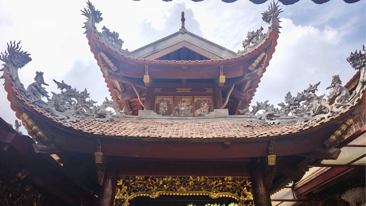 Sau tòa Tiền Bái là tòa Thiên Hương, nơi thờ các tướng lĩnh của Nữ tướng Lê Chân, thiết kế theo kiểu phương đình.Tòa gồm 4 cột gỗ lớn đỡ các xà liên kết ngang giữa cột và kẻ góc thu về nóc tạo thành hai tầng mái kiểu chồng diêm.