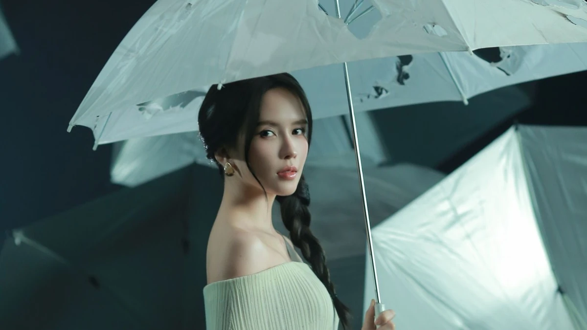 Giải mã ẩn ý về chiếc ô rách trong MV Tạnh Mưa của Thiều Bảo Trâm