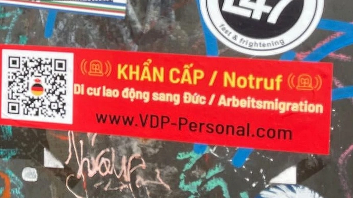 Đường dây khẩn cấp VDP Personal Bildung Integration của ông Michael Tirp dán ở bên ngoài chợ Đồng Xuân, Berlin. Ảnh:Michael Tirp