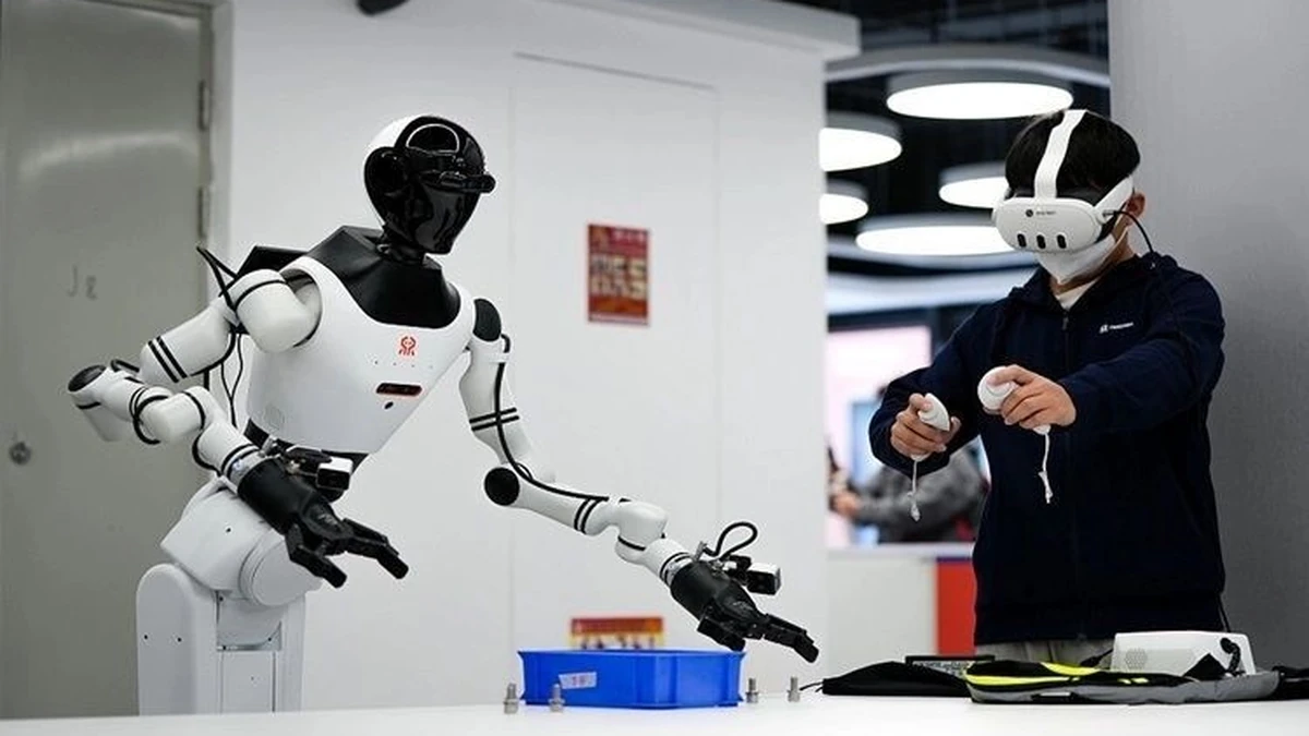 Một người gấn thiết bị ghi chuyển động để huấn luyện robot ở Trung Quốc. Ảnh:CGTN