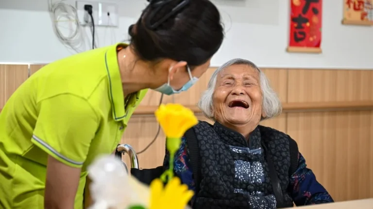 Hệ quả già hóa dân số Trung Quốc: Khi trường học nhường chỗ cho viện dưỡng lão