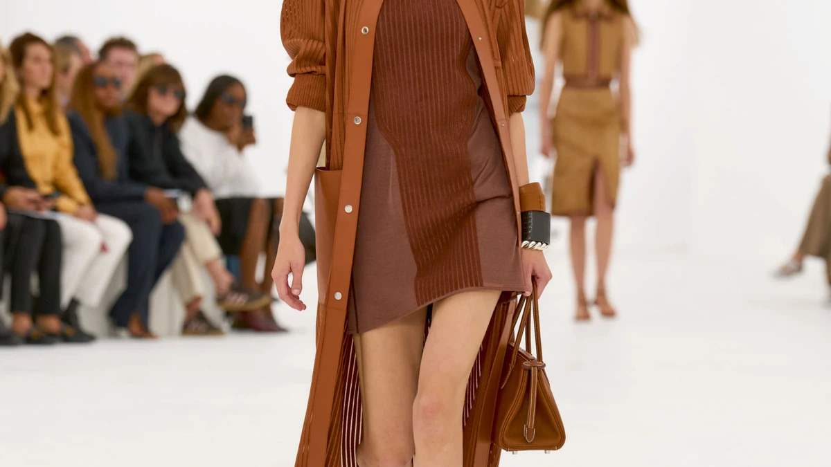 Các dải da thuộc cắt và may lên lớp nền là vải lụa xuyên thấu trong Look 20. Ảnh: Filippo Fior for Hermès