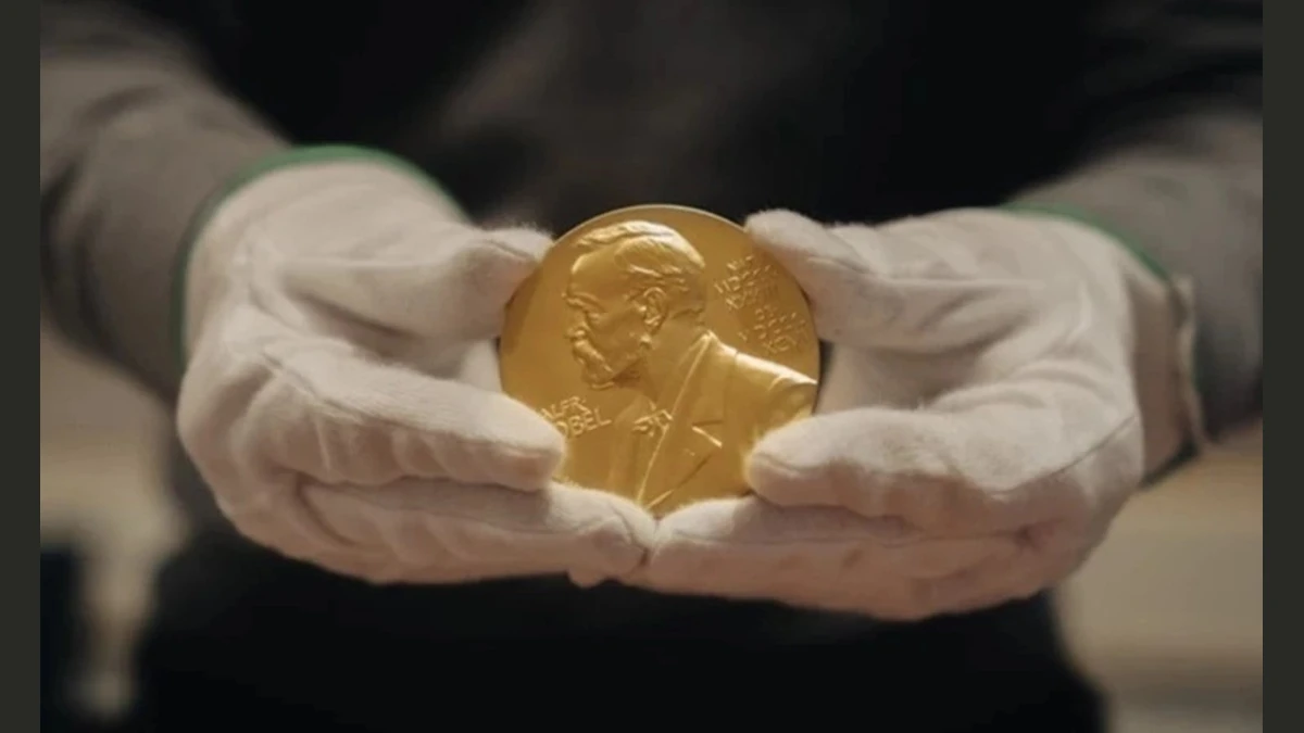 Huy chương Nobel chạm hình chân dung nhà sáng lập Alfred Nobel ở mặt trước. Ảnh:Nobel Prize