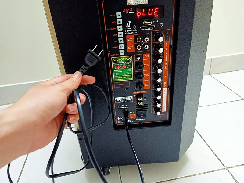 Công tắc nguồn 3 chế độ AC DC OFF trên loa kéo