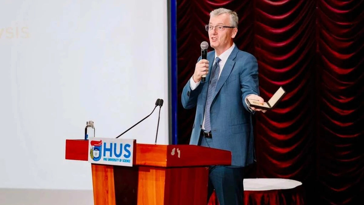 GS. David MacMillan phát biểu trong buổi đầu tiên diễn ra chương trình tại trường Đại học Khoa học tự nhiên, Đại học Quốc gia Hà Nội, ngày 26/9. Ảnh:VFP