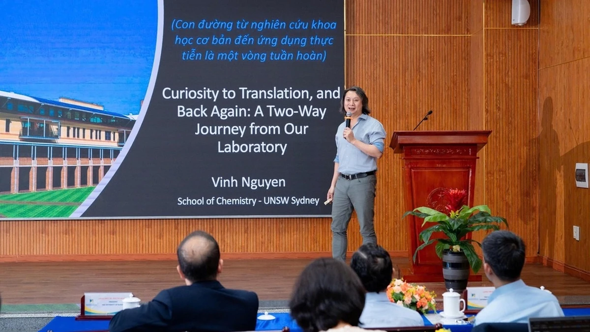GS. Nguyễn Thành Vinh chia sẻ với các nhà nghiên cứu và sinh viên tại trường Đại học Bách khoa - Đại học Đà Nẵng. Ảnh:VFP