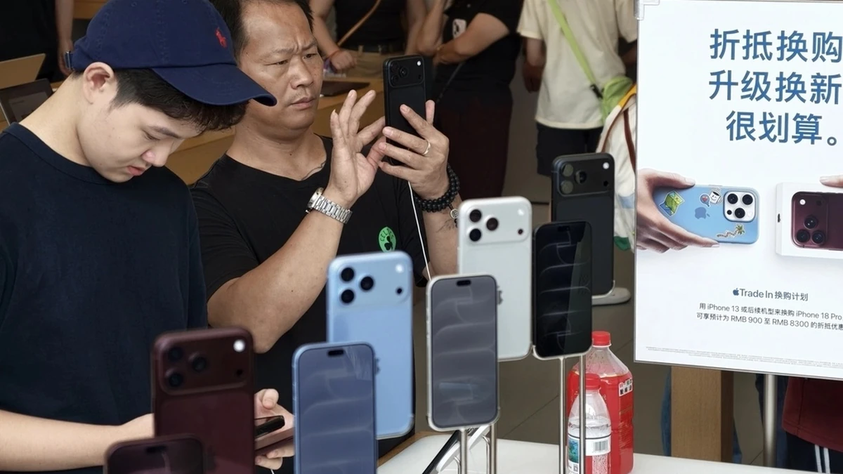 Người dùng trải nghiệm iPhone 18 Pro Max tại Apple Store Hàng Châu, Trung Quốc. Ảnh:Trọng Đạt