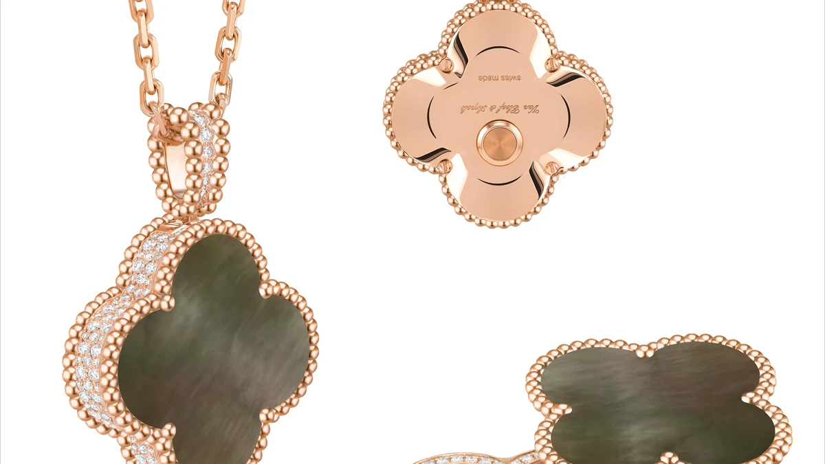 Bề mặt chiếc đồng hồ bí mật mang hình hài đóa hoa Alhambra của Van Cleef & Arpels. Ảnh: Van Cleef & Arpels