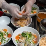 Khám phá phở gà Hàng Hòm Michelin: 4 yếu tố làm nên sức hút của quán ăn Bib Gourmand tại Hà Nội