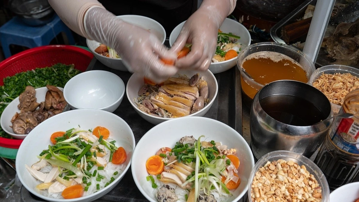 Khám phá phở gà Hàng Hòm Michelin: 4 yếu tố làm nên sức hút của quán ăn Bib Gourmand tại Hà Nội